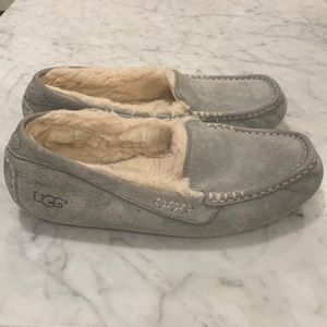 UGG ANSLEY LIGHT GRAY gently worn indoors only comes with box
